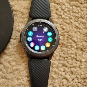 Gear s3 frontier smart watch with charging dock